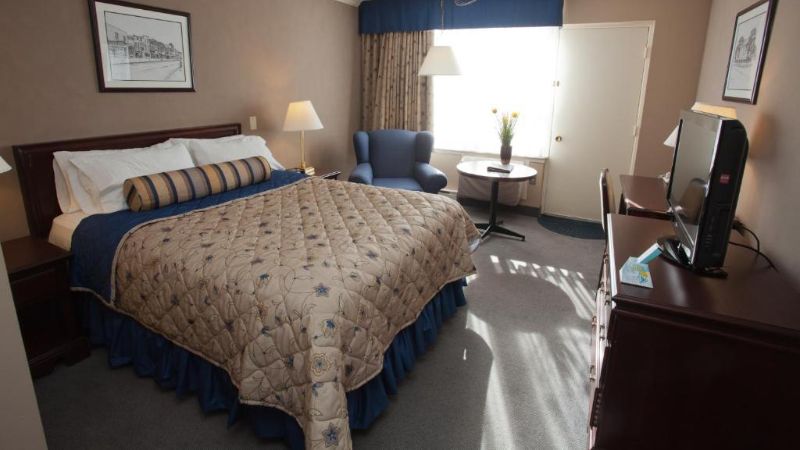 Fredericton Inn, room with private jacuzzi, photo 2