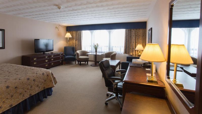 Fredericton Inn, room with private jacuzzi, photo 4