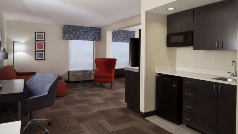 Hampton Inn Charleston-Southridge