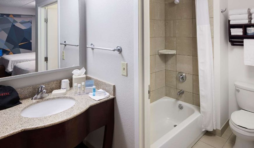 Hampton Inn & Suites Oklahoma City-Bricktown, room with private jacuzzi, photo 3