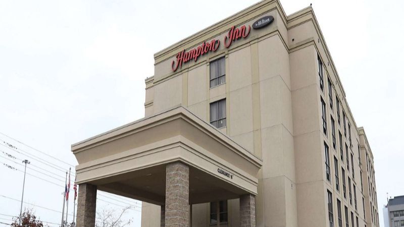Hampton Inn Toronto-Mississauga West, room with private jacuzzi, photo 5