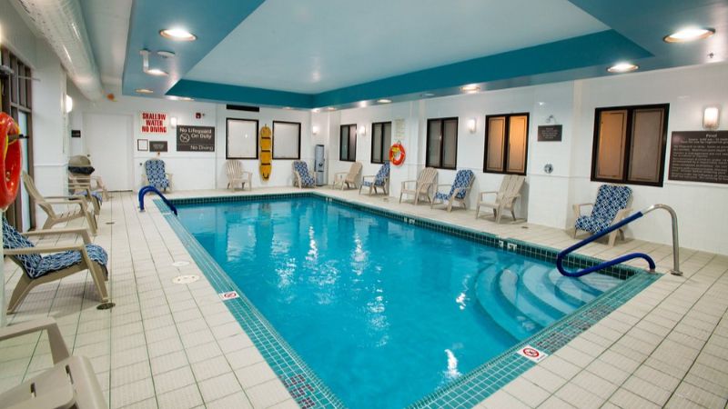 Hampton Inn Toronto-Mississauga West, room with private jacuzzi, photo 6