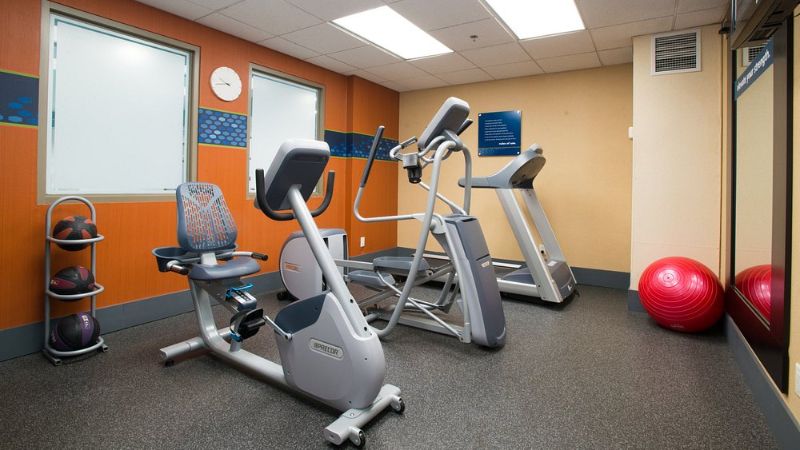 Hampton Inn Toronto-Mississauga West, room with private jacuzzi, photo 7