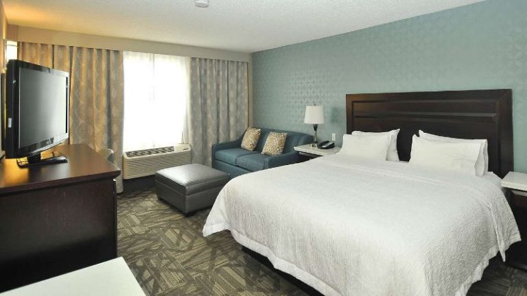 Hampton Inn & Suites by Hilton Calgary-Airport