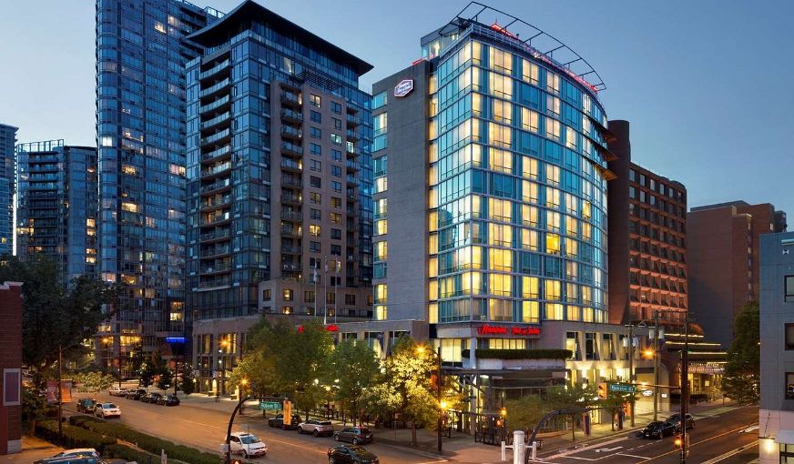 Hampton Inn & Suites by Hilton Vancouver-Downtown, room with private jacuzzi, photo 8