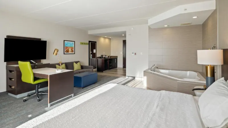 Hampton Inn by Hilton Winnipeg, room with private jacuzzi, photo 2