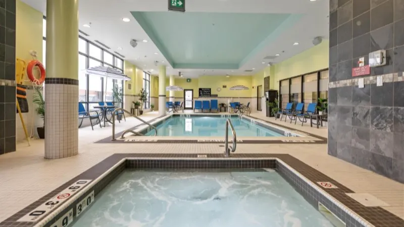 Hampton Inn by Hilton Winnipeg, room with private jacuzzi, photo 5