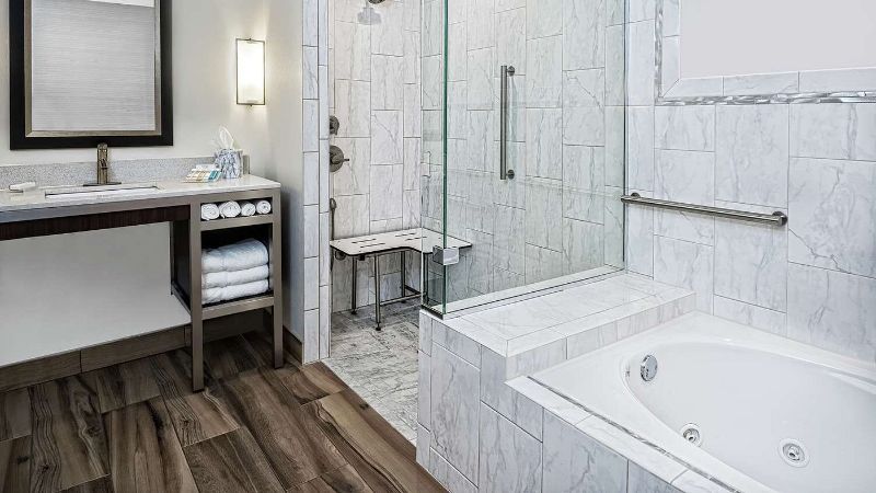 Hilton Garden Inn San Marcos, room with private jacuzzi, photo 1