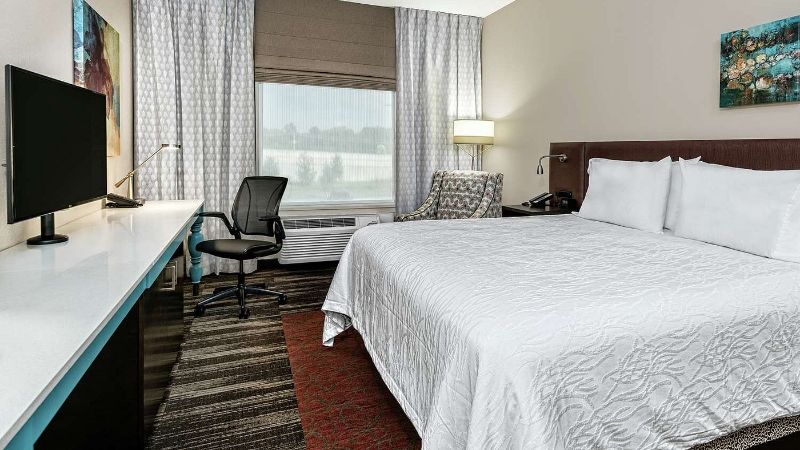 Hilton Garden Inn San Marcos, room with private jacuzzi, photo 2