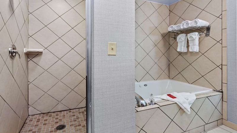 Hilton Garden Inn Starkville, room with private jacuzzi, photo 2