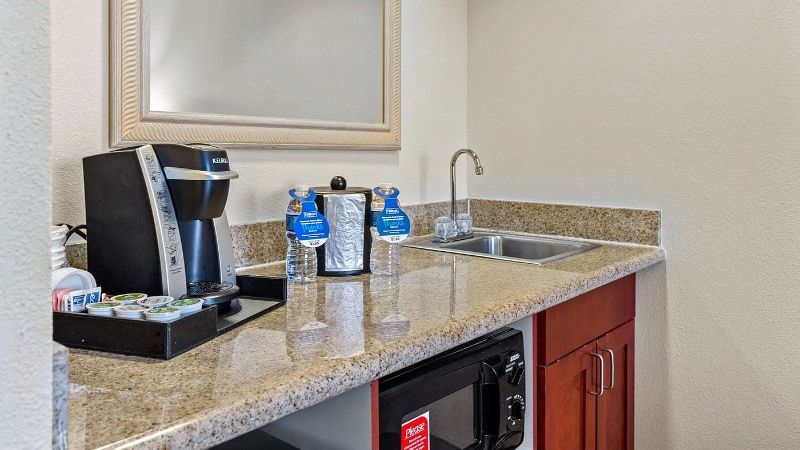 Hilton Garden Inn Starkville, room with private jacuzzi, photo 6