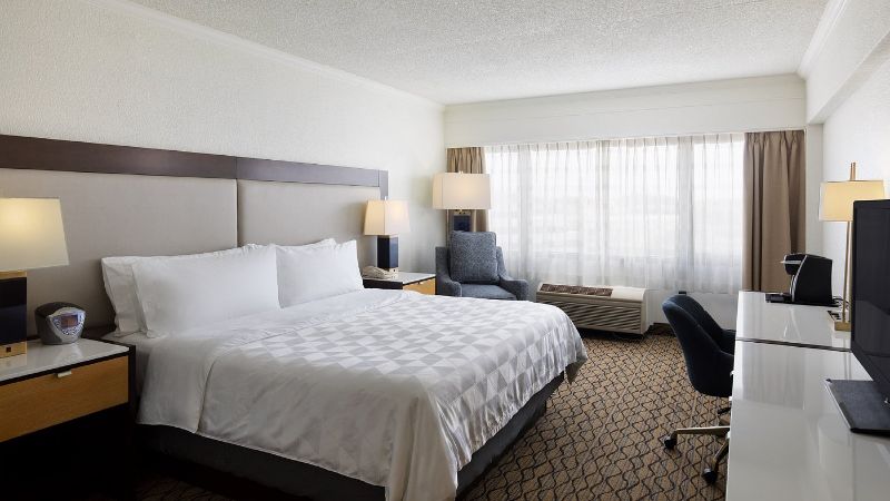 Holiday Inn Clark – Newark Area, an IHG Hotel, room with private jacuzzi, photo 2