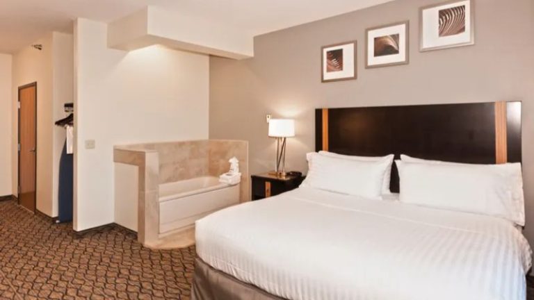 Holiday Inn Express Hotel & Suites Chanhassen, an IHG Hotel