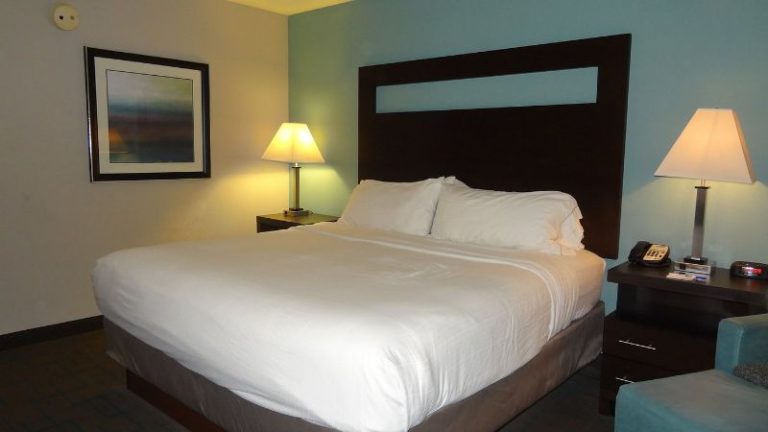 Holiday Inn Express Kansas City – Bonner Springs, an IHG Hotel