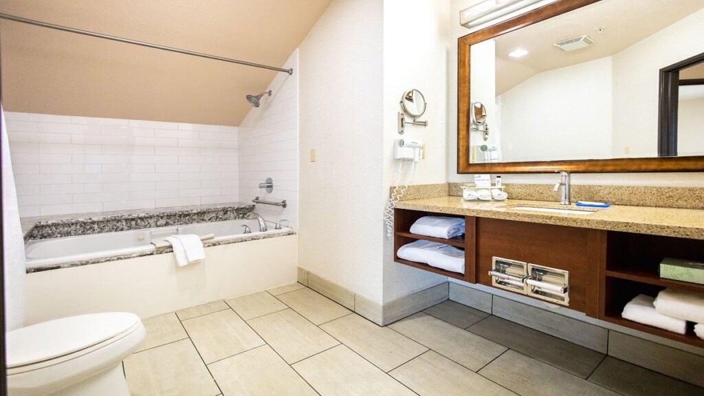 Holiday Inn Express & Suites Berkeley, an IHG Hotel