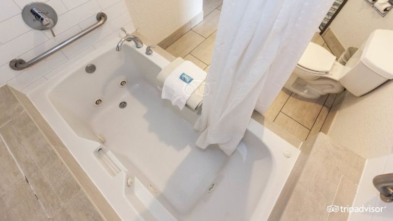 Holiday Inn Express & Suites Berkeley, an IHG Hotel