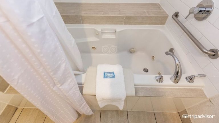 Holiday Inn Express & Suites Berkeley, an IHG Hotel