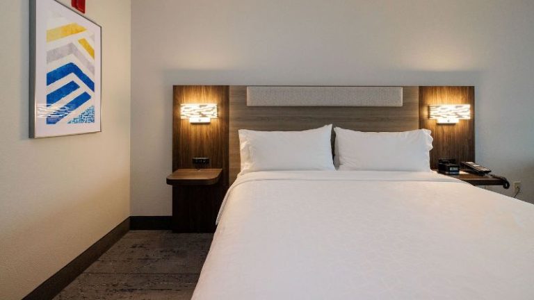 Holiday Inn Express & Suites Berkeley, an IHG Hotel