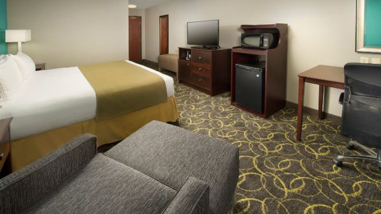 Holiday Inn Express & Suites DFW-Grapevine