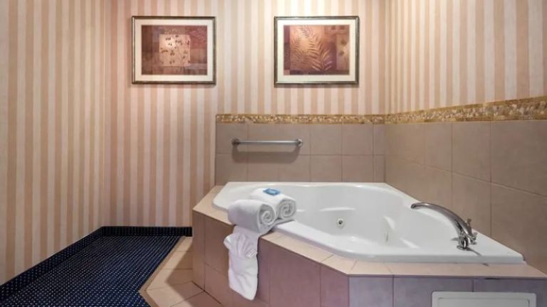 Holiday Inn Express & Suites Lathrop