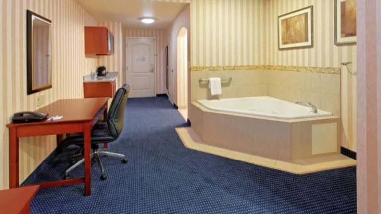 Holiday Inn Express & Suites Lathrop