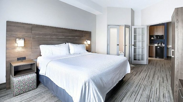 Holiday Inn Express & Suites Airport-Calgary, an IHG Hotel