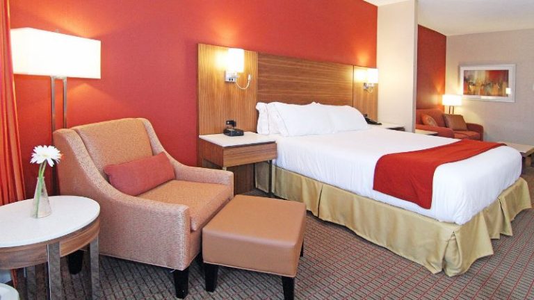 Holiday Inn Express and Suites Calgary University, an IHG Hotel