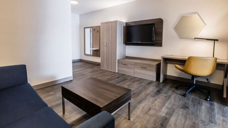 Holiday Inn Express Calgary South, an IHG Hotel