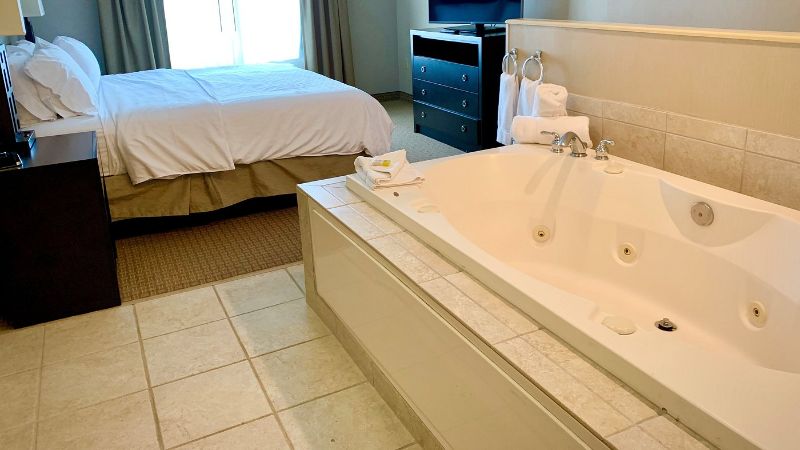 Holiday Inn Express & Suites Olathe North, an IHG Hotel, room with private jacuzzi, photo 2