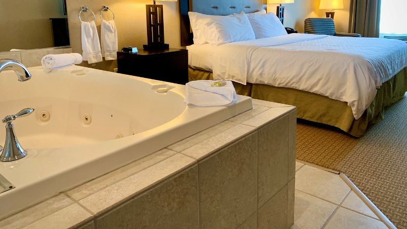 Holiday Inn Express & Suites Olathe North, an IHG Hotel, room with private jacuzzi, photo 3
