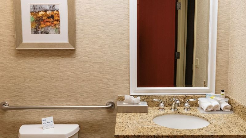 Holiday Inn Express & Suites Olathe North, an IHG Hotel, room with private jacuzzi, photo 4