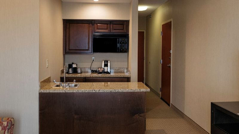 Holiday Inn Express & Suites Olathe North, an IHG Hotel, room with private jacuzzi, photo 5