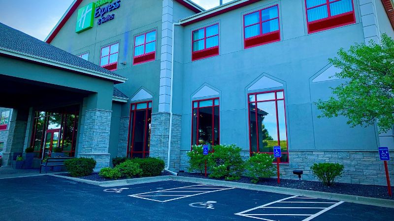 Holiday Inn Express & Suites Olathe North, an IHG Hotel, room with private jacuzzi, photo 6