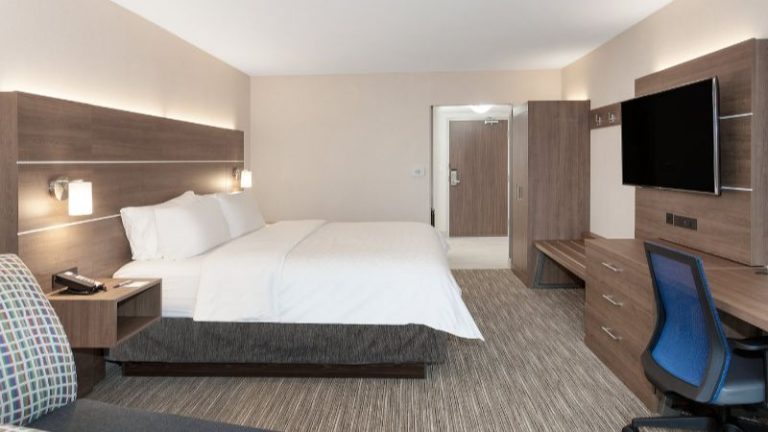 Holiday Inn Express & Suites Ottawa Airport, an IHG Hotel