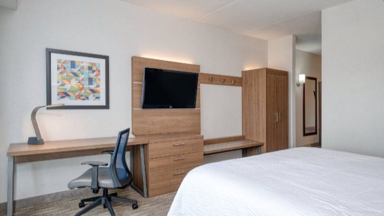 Holiday Inn Express & Suites Ottawa Airport, an IHG Hotel