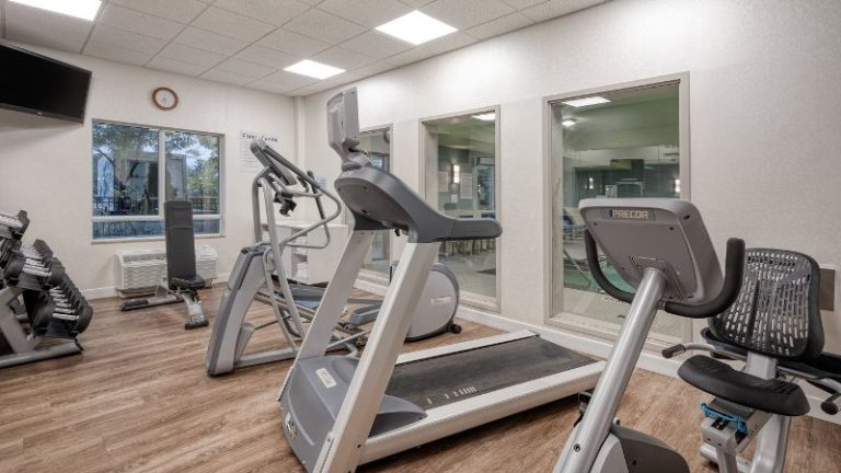 Holiday Inn Express & Suites Ottawa Airport, an IHG Hotel