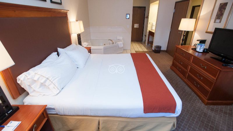 Holiday Inn Express & Suites Park City, an IHG Hotel, room with private jacuzzi, photo 2
