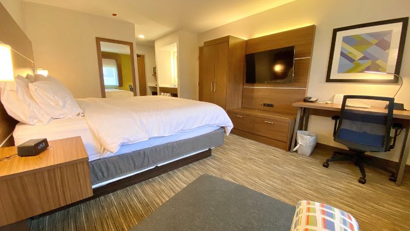 Holiday Inn Express & Suites Park City, an IHG Hotel, room with private jacuzzi, photo 3