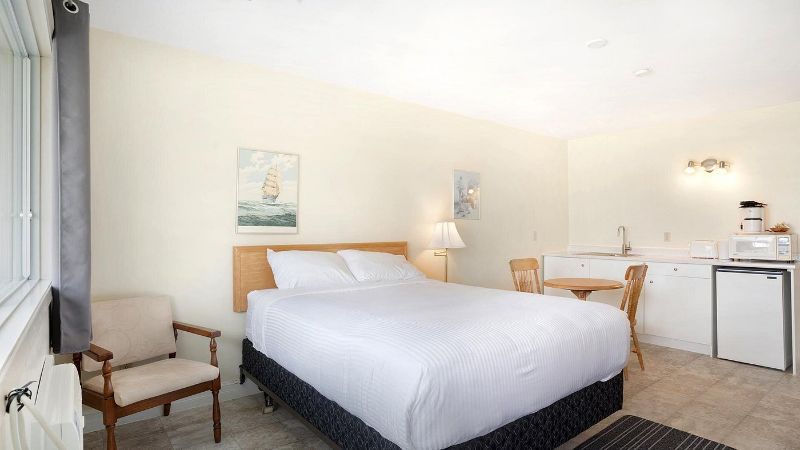 Homeport Motel, room with private jacuzzi, photo 2