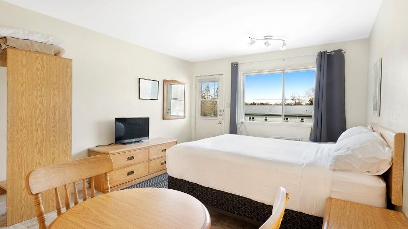 Homeport Motel, room with private jacuzzi, photo 3
