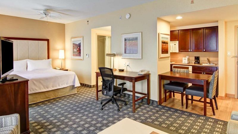 Homewood Suites by Hilton Toronto-Mississauga, room with private jacuzzi, photo 3