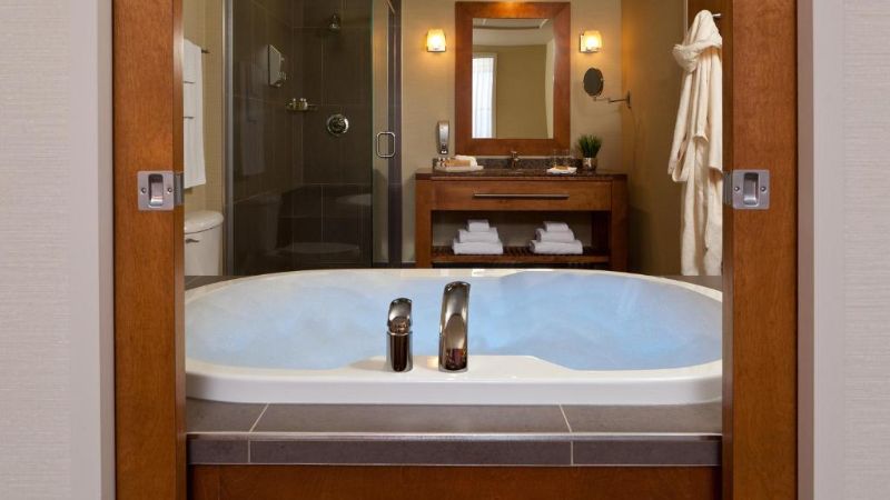 Hotel Chateau Laurier Quebec, room with private jacuzzi, photo 1