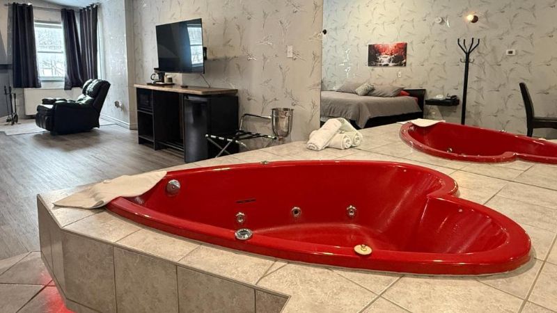 Hotel & Motel La Marquise, room with private jacuzzi, photo 1
