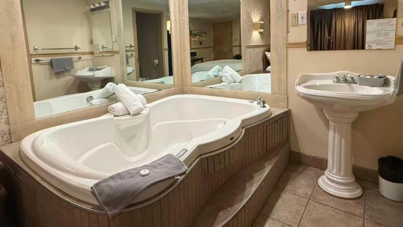 Hotel & Motel La Marquise, room with private jacuzzi, photo 2