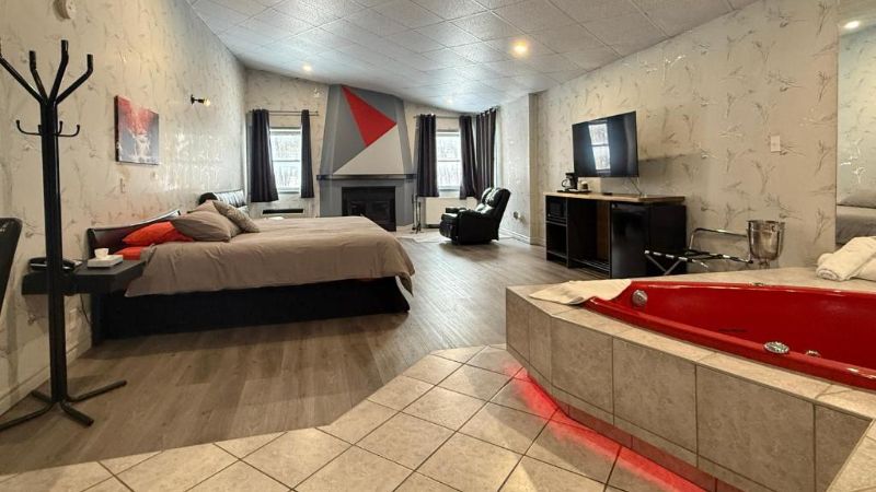 Hotel & Motel La Marquise, room with private jacuzzi, photo 3