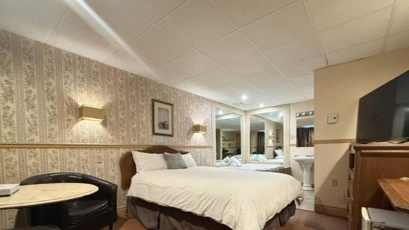 Hotel & Motel La Marquise, room with private jacuzzi, photo 4