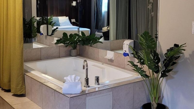 Hôtel Motel Le Châteauguay, room with private jacuzzi, photo 1