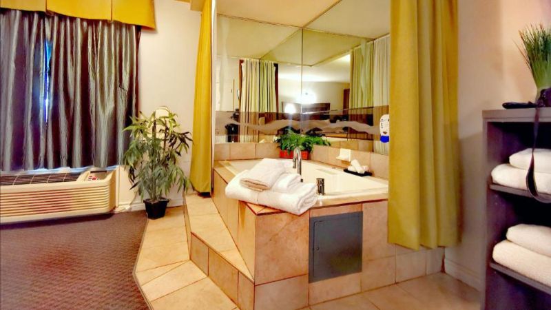 Hôtel Motel Le Châteauguay, room with private jacuzzi, photo 2