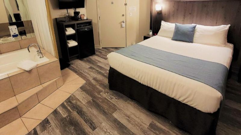 Hôtel Motel Le Châteauguay, room with private jacuzzi, photo 3