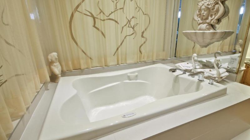 Hôtel Québec Inn, room with private jacuzzi, photo 1